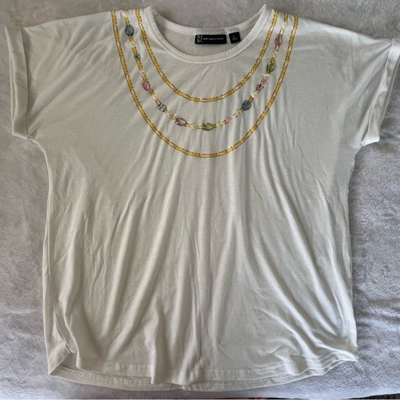 White vintage t-shirt with colorful beaded neckline. - Picture 1 of 3